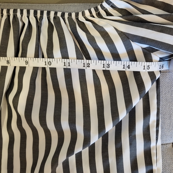 $25 Off the Shoulder stripped Crop Top with ruched sleeves size S - Picture 6 of 6